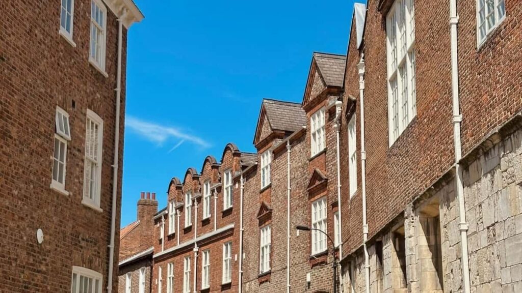 Praxisleitfaden fur osterreichische Advertiser: Wie man danische Clubhouse-Creators fur Creator-led Sales-Pushes findet, anspricht und skaliert inklusive Tools, Daten-Snapshot und Aktionsplan.