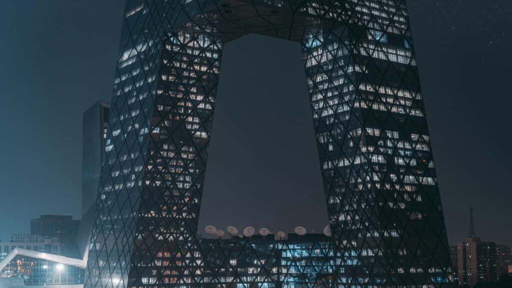 Praktische Anleitung fur osterreichische Creator, wie man tunische Marken auf LinkedIn anspricht, Before/AfterStorys teilt und echte Kooperationen startet.